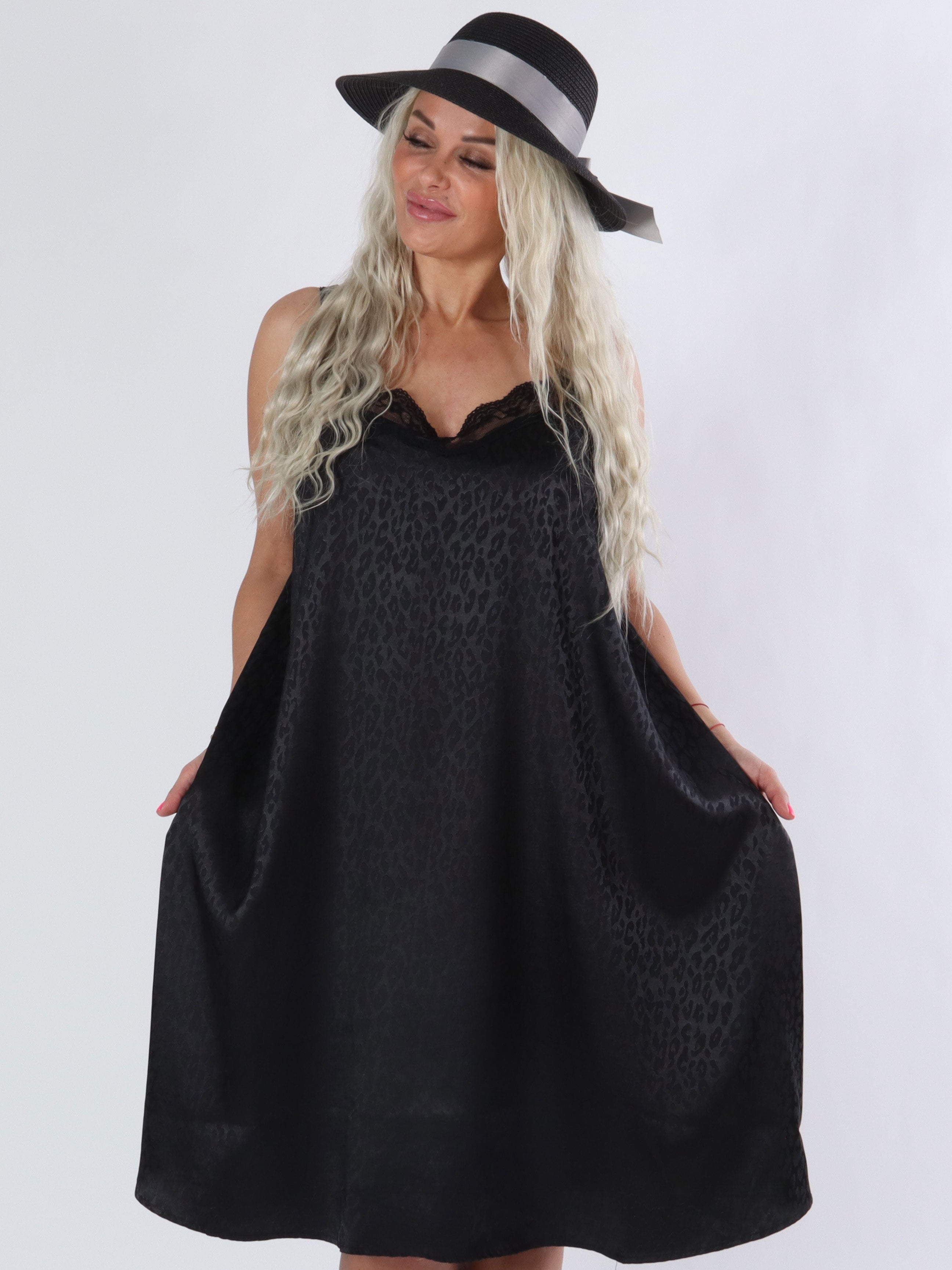 Caja - Beige axelbandslös klänning i silkeslook med leopardmönster